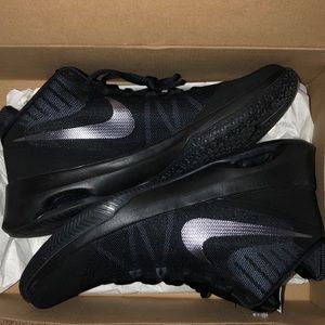 *BRAND NEW* Men’s 9.5 Nike Air Shoes